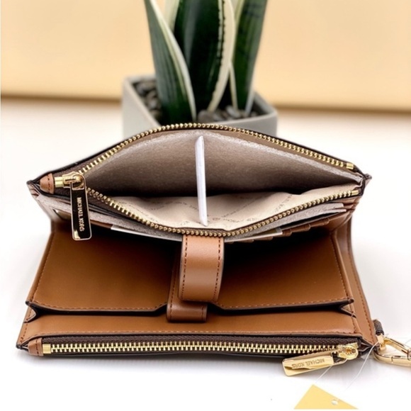 Michael Kors DoubleZip Wallet
Wristlet Brown - Picture 11 of 11